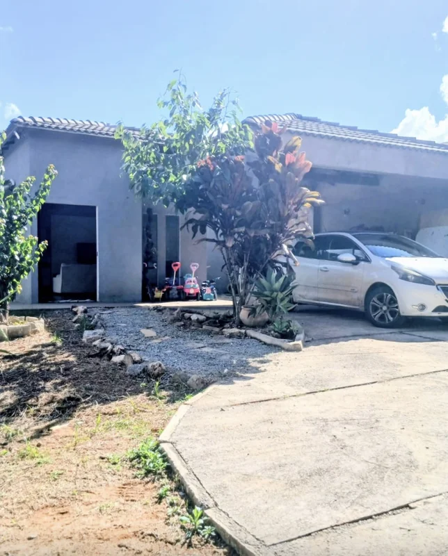 Vendo ótima casa com 2 suítes em condomínio fechadolocalizada na Colônia Agrícol...