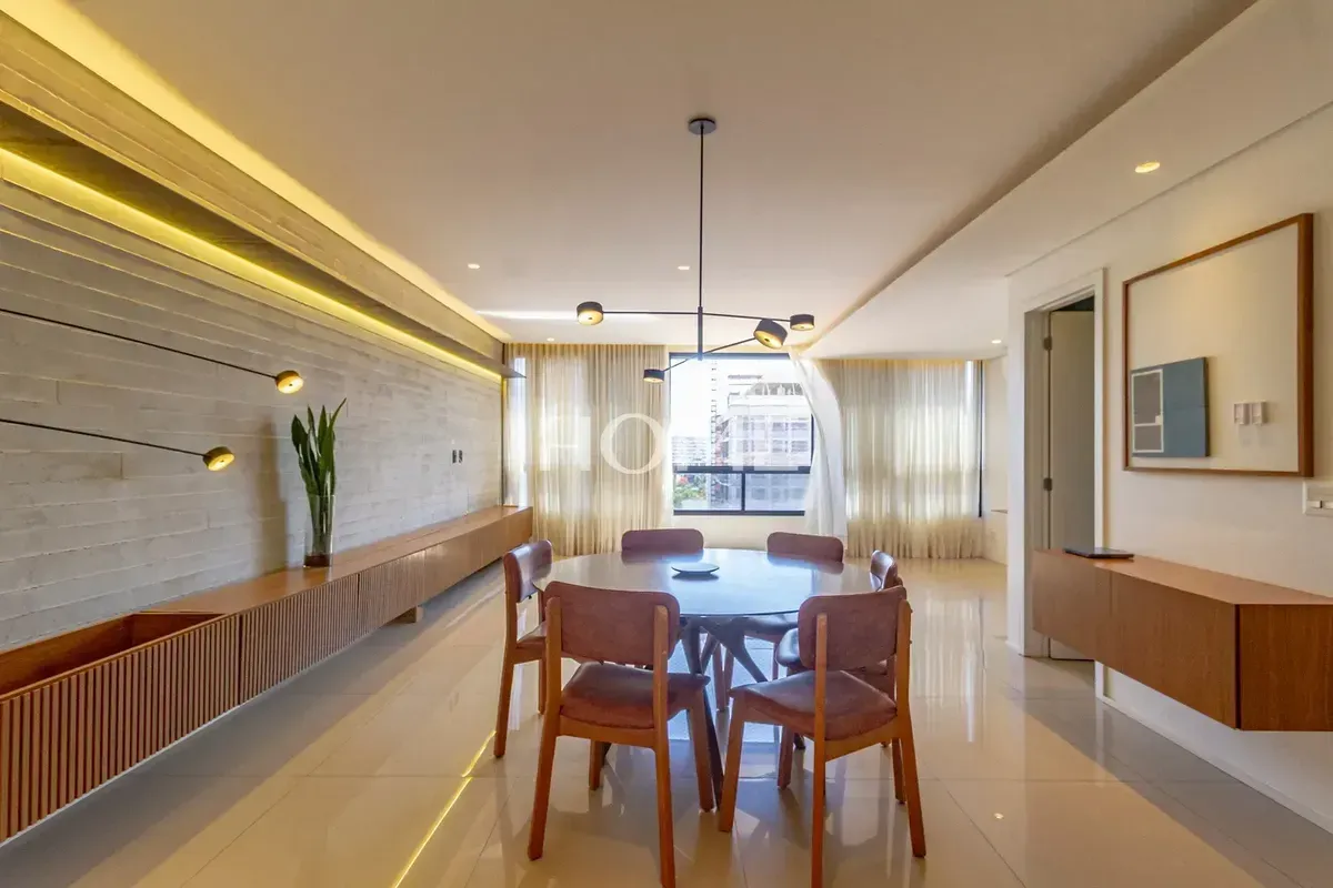 Com projeto assinado pelo Studio Pippa, este apartamento com 141 m² privativos e...