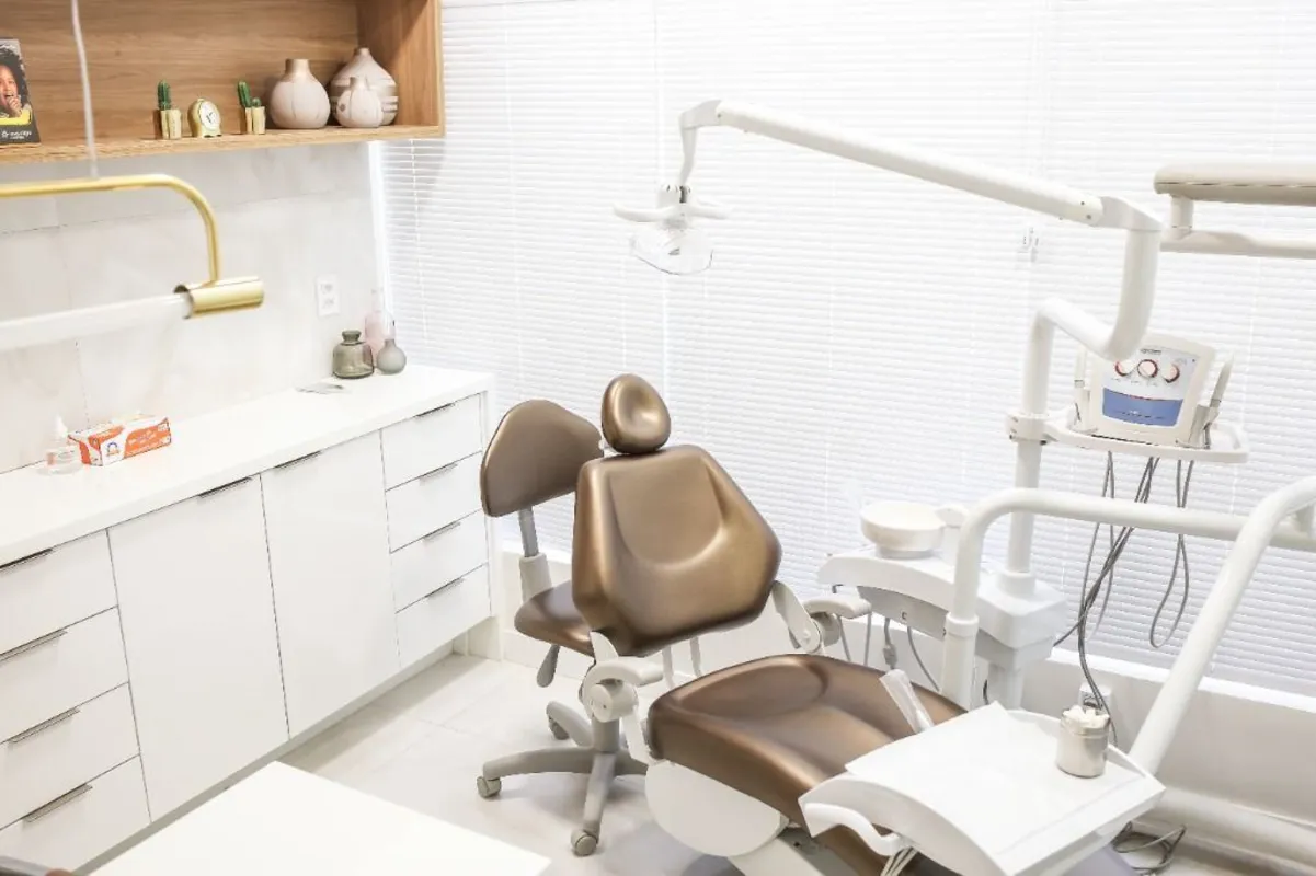 CLÍNICA ODONTOLÓGICA PRONTA NA ASA SULEstrutura completa 3 consultórios 90 m² SR...