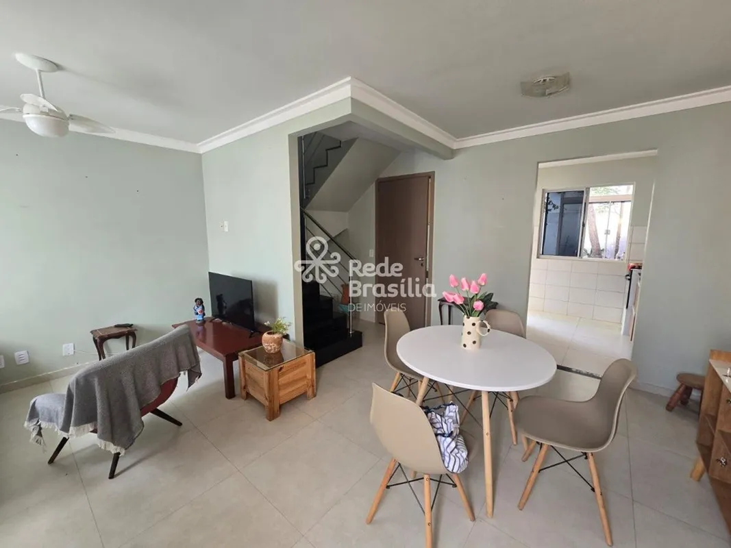 Casa nascente, reformada no piso porcelanato em condomínio com estrutura de laze...