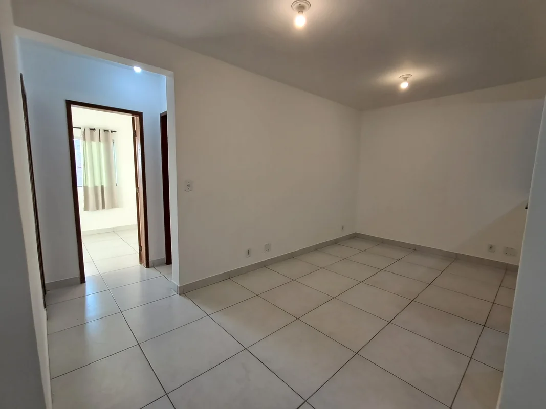 Alugo apartamento 02 Quartos Sala ampla Cozinha com armários Banheiro Prédio com...