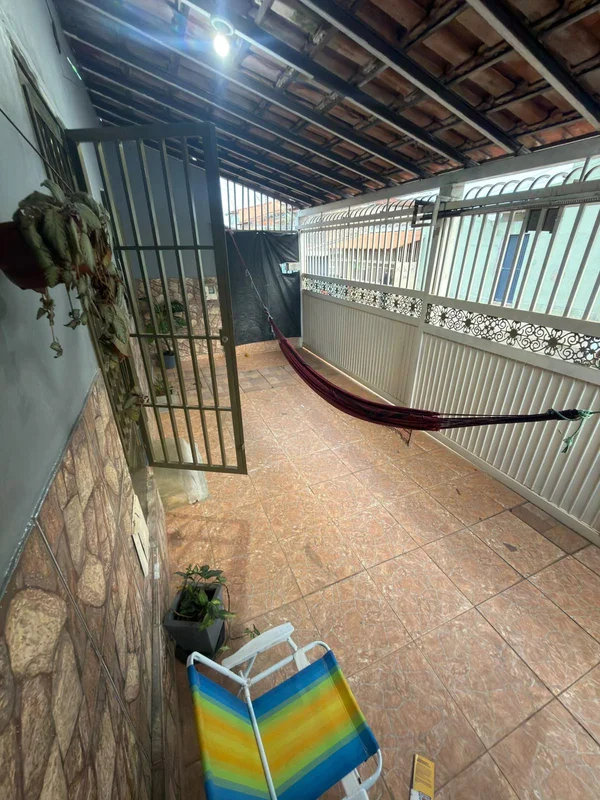 Casa na QNL 16 – Próxima ao Metrô | 2 Qts (1 Suíte) + Casa de Fundos | Aceita Fi...