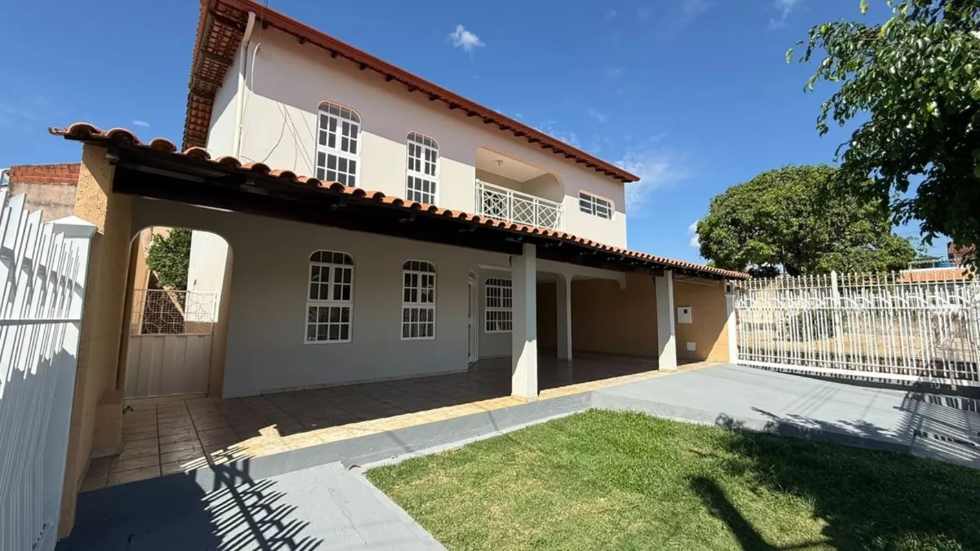 Imobiliária Solino vende excelente Sobrado na quadra 16 de Sobradinho-DF.Casa co...