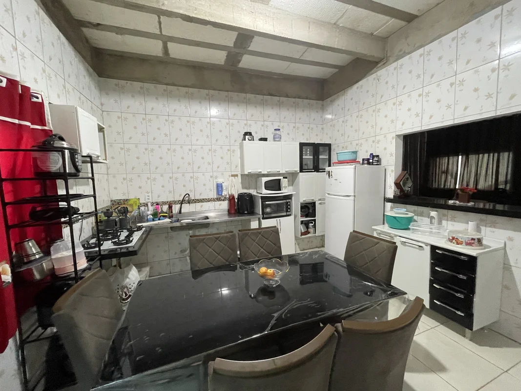 Descubra uma casa confortável e segura na Chacará 50, bairro ZONA RURAL de Riach...