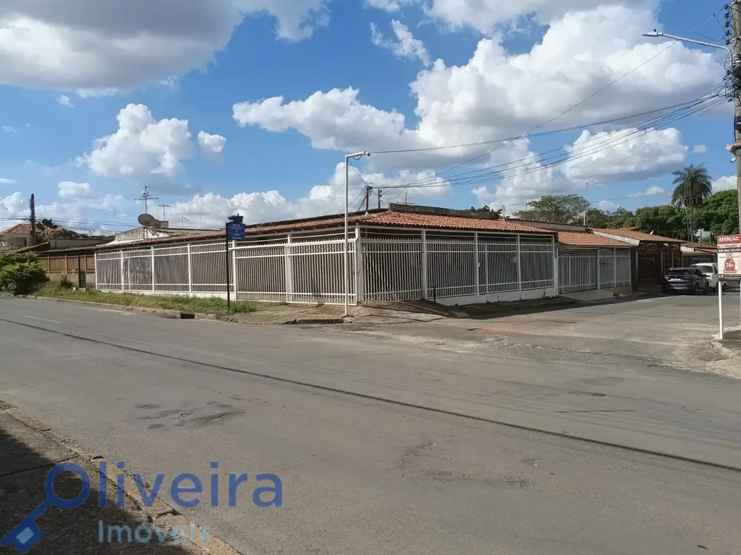 Descubra uma casa bem localizada na QI 5 , Guara I, no coração do Guara, DF. Com...