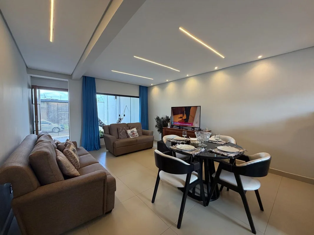 Apresentamos uma excelente oportunidade no SETOR OESTE-GAMAEsta casa moderna de ...
