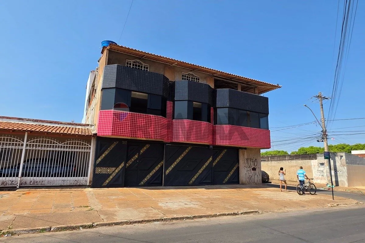 Imagine ser dono de um prédio inteiro em uma das regiões mais valorizadas e com ...