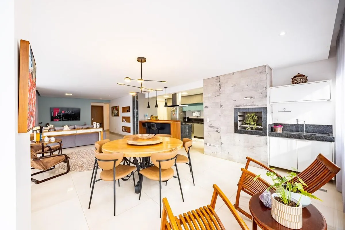 Este apartamento à venda no Monte Logan Residence tem 207,60 m² com 4 suítes ple...