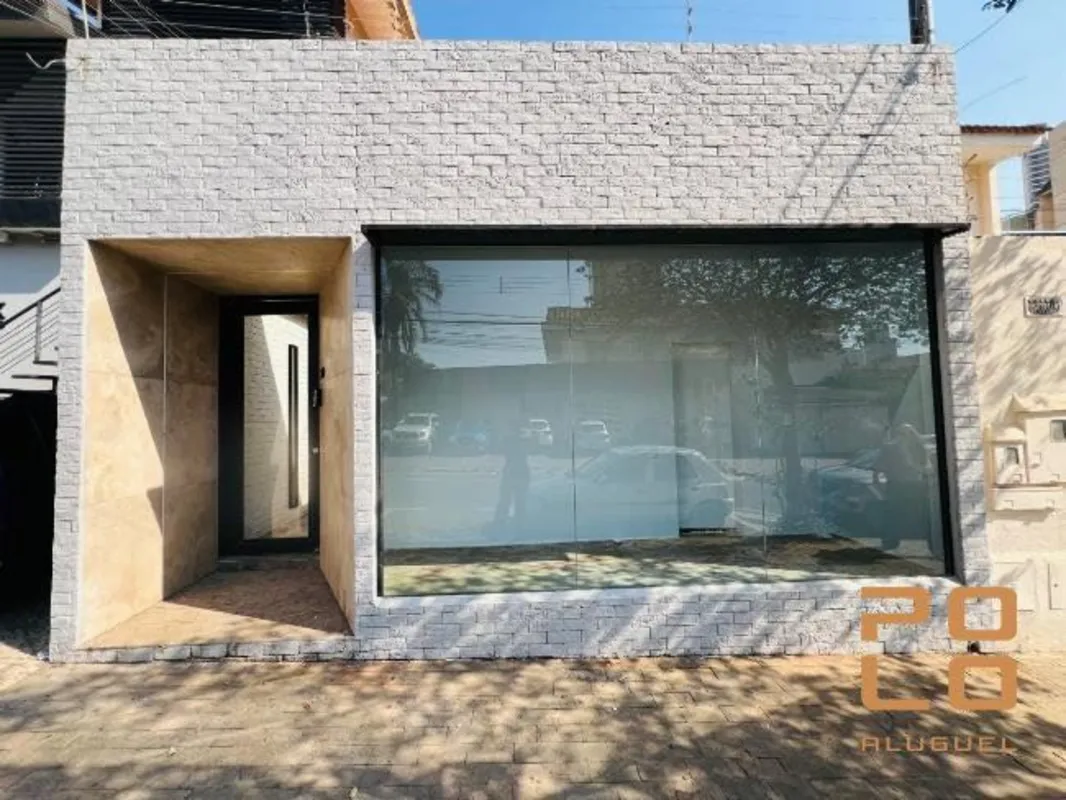 Loja em Goiânia com 302,36 m², vitrine, deck externo com pergolado e jardim vert...