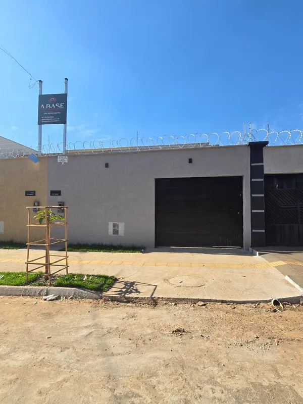 Encantadora casa moderna, recém-construída e nunca habitada, em excelente locali...
