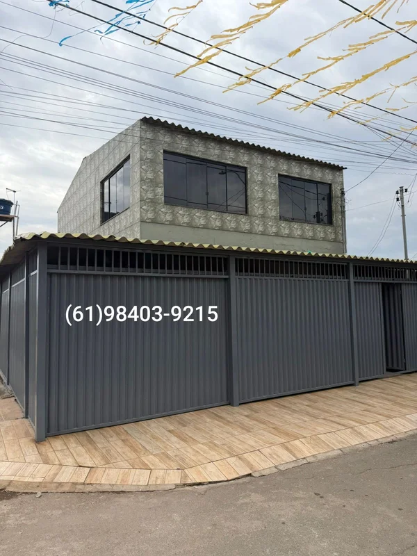 Vendo sobrado na laje, sala, cozinha, banheiro social, 1 quarto no térreo, blind...