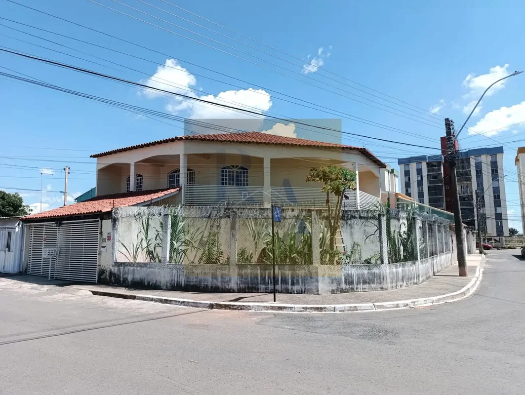 R.A corretagem oferece a você cliente especial está linda casa de esquina em um ...