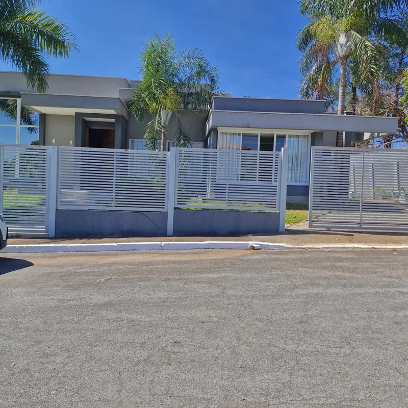 Oportunidade: Vendo em Condomínio Fechado – Duas Casas Exclusivas em Terreno de ...