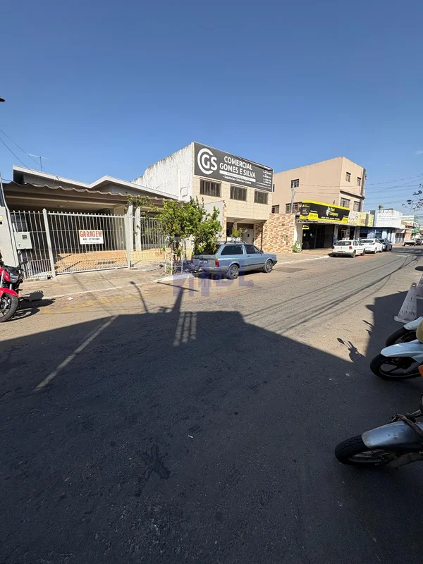 CASA COMERCIAL E RESIDENCIAL COM TRÊS QUARTOS E UMA SUÍTE DISPONÍVEL PARA VENDA,...