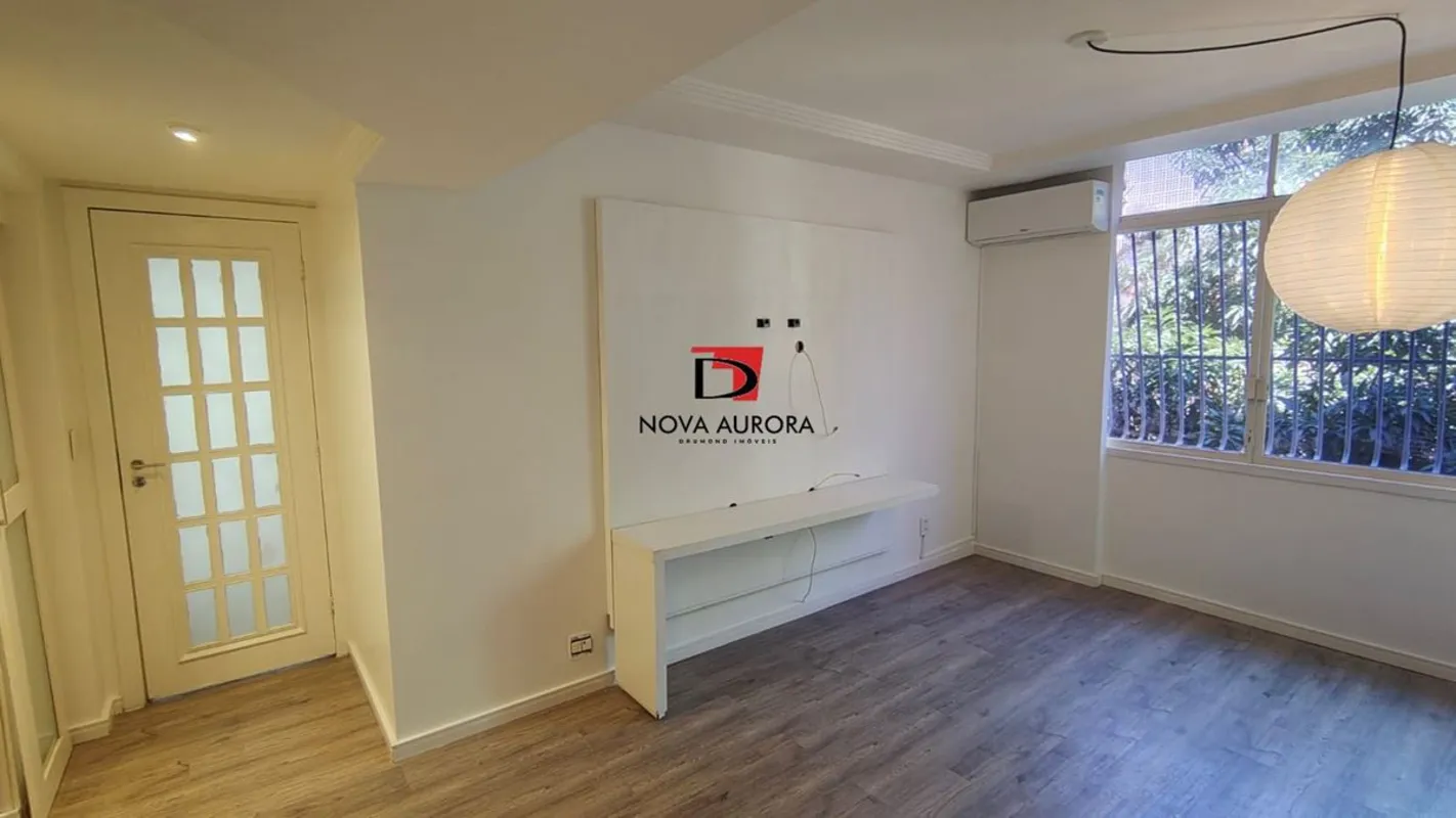 APARTAMENTO DE DOIS QUARTOS COM ELEVADOR NA SQS 416!O apartamento oferece espaço...