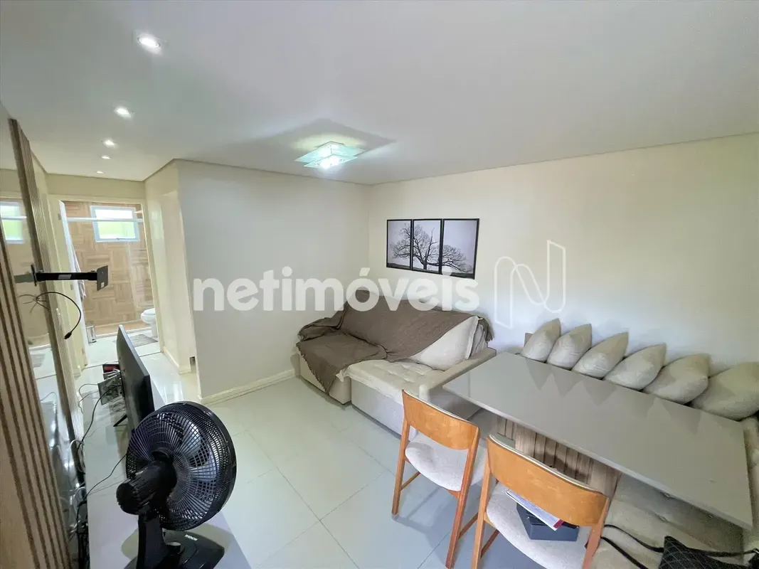 Este apartamento de 2 quartos, localizado no 1º andar da QC 13, no Jardins Mangu...