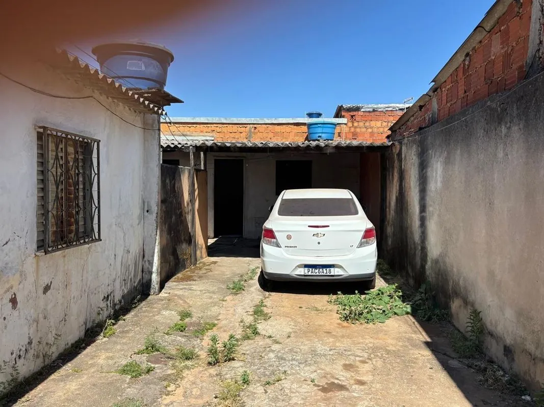 Imóvel amplo, ideal para família grande, morar e gerar renda ou investir! Terren...