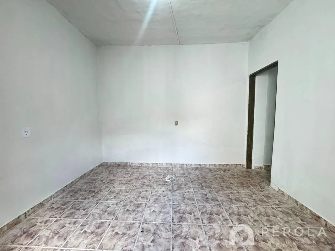 Casa com um quarto sendo suíte, sala de estar, sala de jantar e cozinha integrad...