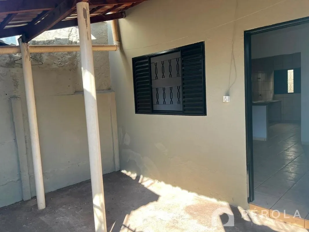 Casa com dois quartos, sala de TV, cozinha, banheiro social, área de serviço e q...