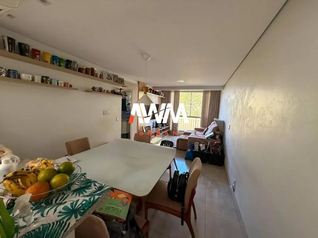 Apartamento todo reformado de 2 Quartos sendo 1 suíte .Sala 2 ambientes com vara...