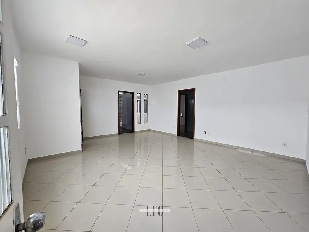 CASA DE 4 QUARTOS COM 2 SUÍTES E AMPLO TERRAÇO NA QSC 14 – TAGUATINGA SULValor: ...