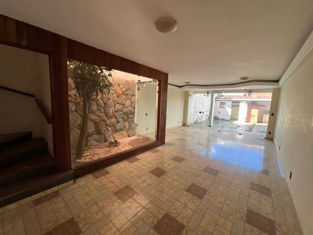 Vendo Sobrado em Taguatinga NorteCasa precisa de reforma!Descrição do imóvel:•Ga...