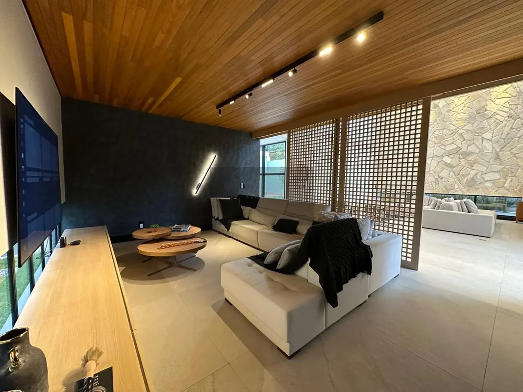 Descubra uma casa de alto padrão no coração de Vicente Pires, no DF. Localizada ...