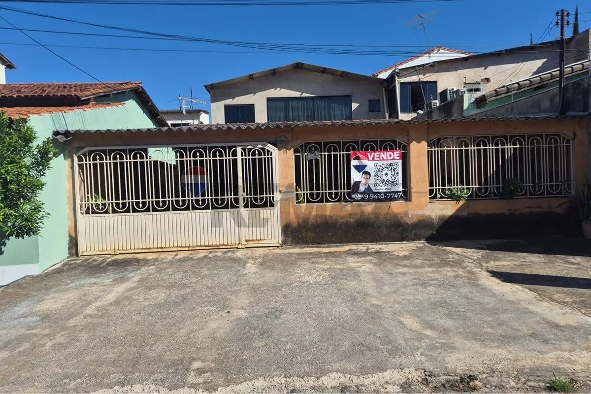 Casa terrea com sobrado no fundo do lote com 5 quartos totais e lote de 130m na ...