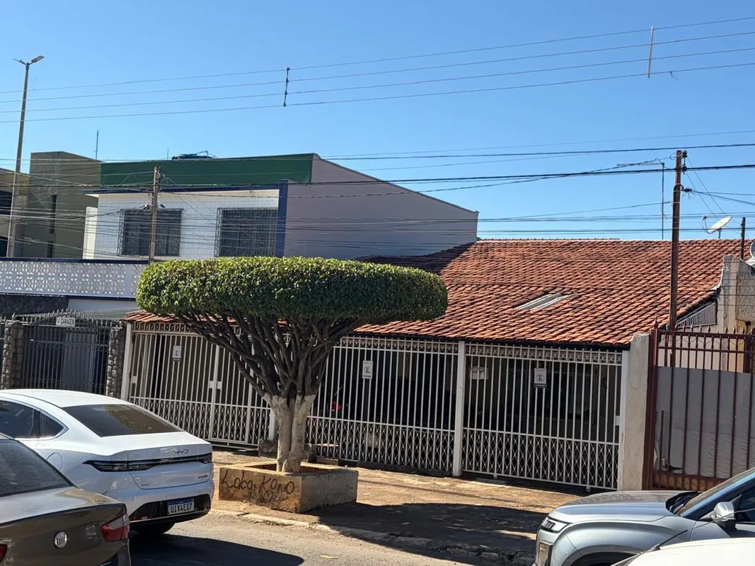 Descubra esta prática casa de fundos localizada em Taguatinga Norte, Brasília, i...