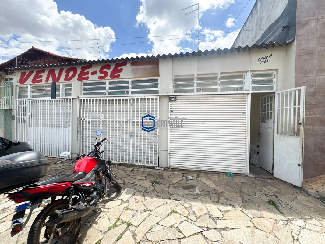 Excelente oportunidade para morar ou investir!Imóvel composto por uma casa princ...