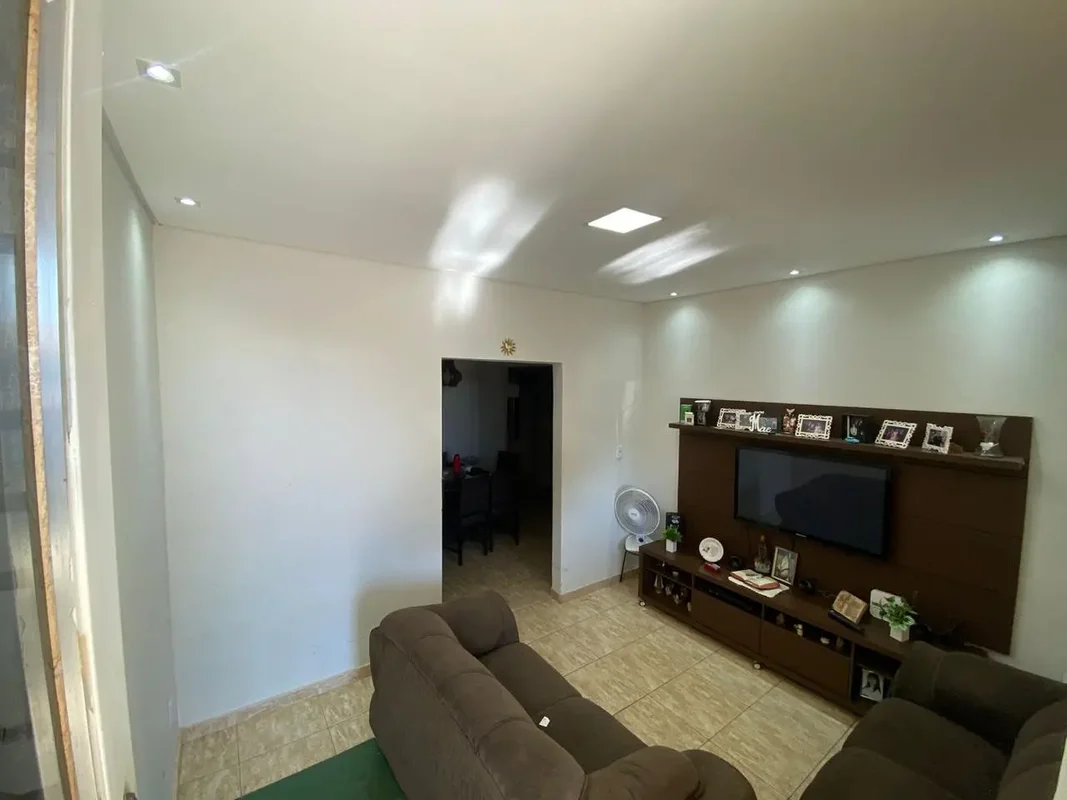 Casa com 3 quartos, 2 banheiros, sala cozinha e área de serviço Lote de esquina,...