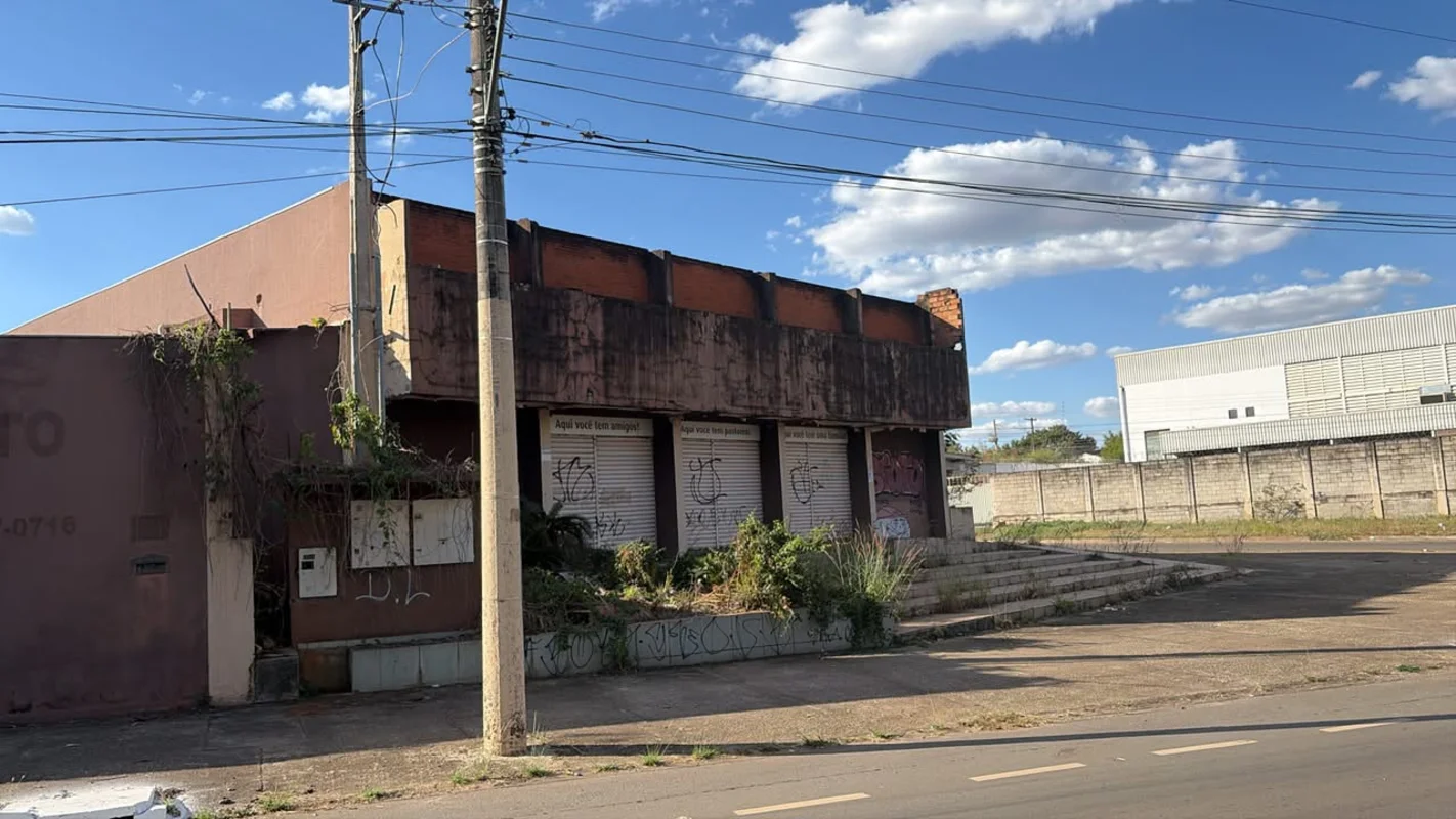 EXCELENTE GALPÃO PARA INVESTIMENTO E RENDA !!!!!!Área de 3.717 m² , de esquina e...
