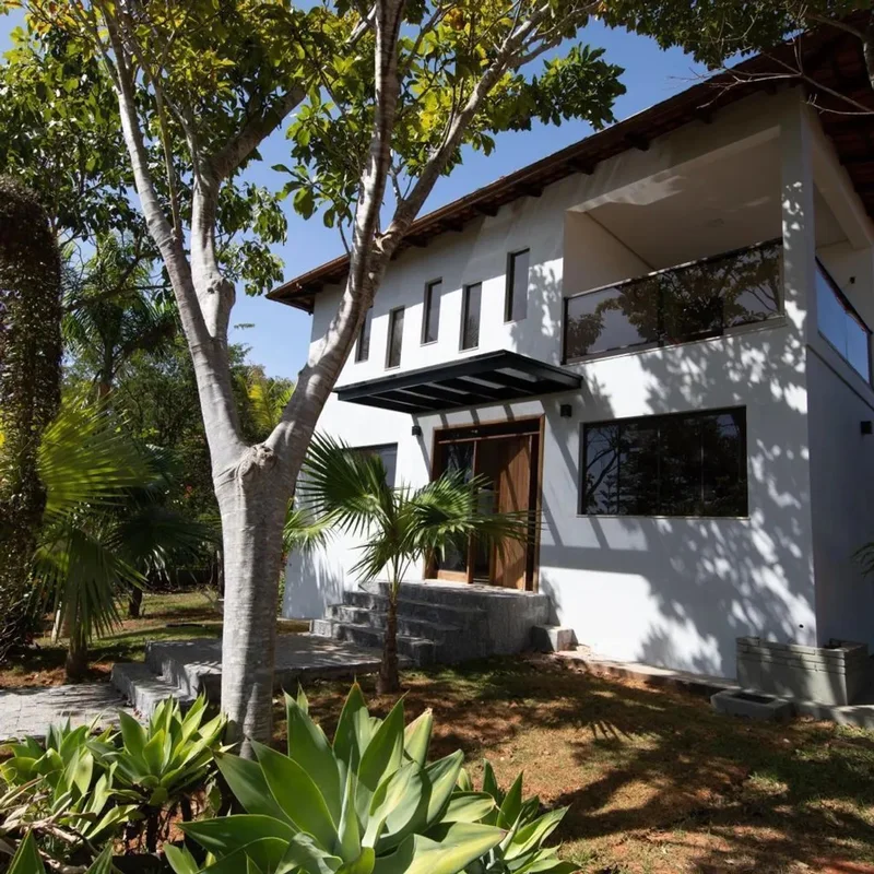 Casa mobiliada, com ambientes amplos e bem iluminados, distribuída em 5 quartos,...