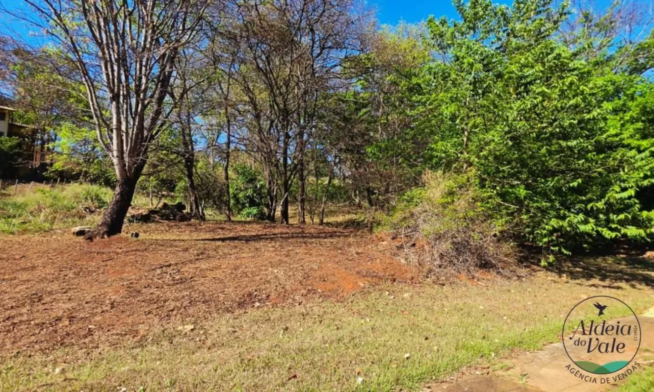 Terreno em aclive com vista. Localização privilegiada no centro do condomínio. D...