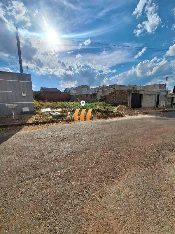 lote no parque Brasília próximo o super mercado floresta 12x25mescorrido pra rua...