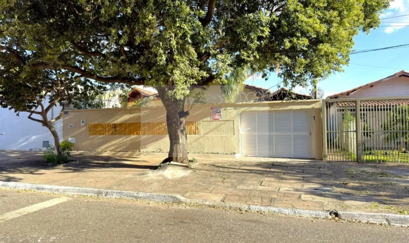 Casa Residencial, 3 quartos sendo uma suíte com armários, 3 salas, 2 banheiros s...