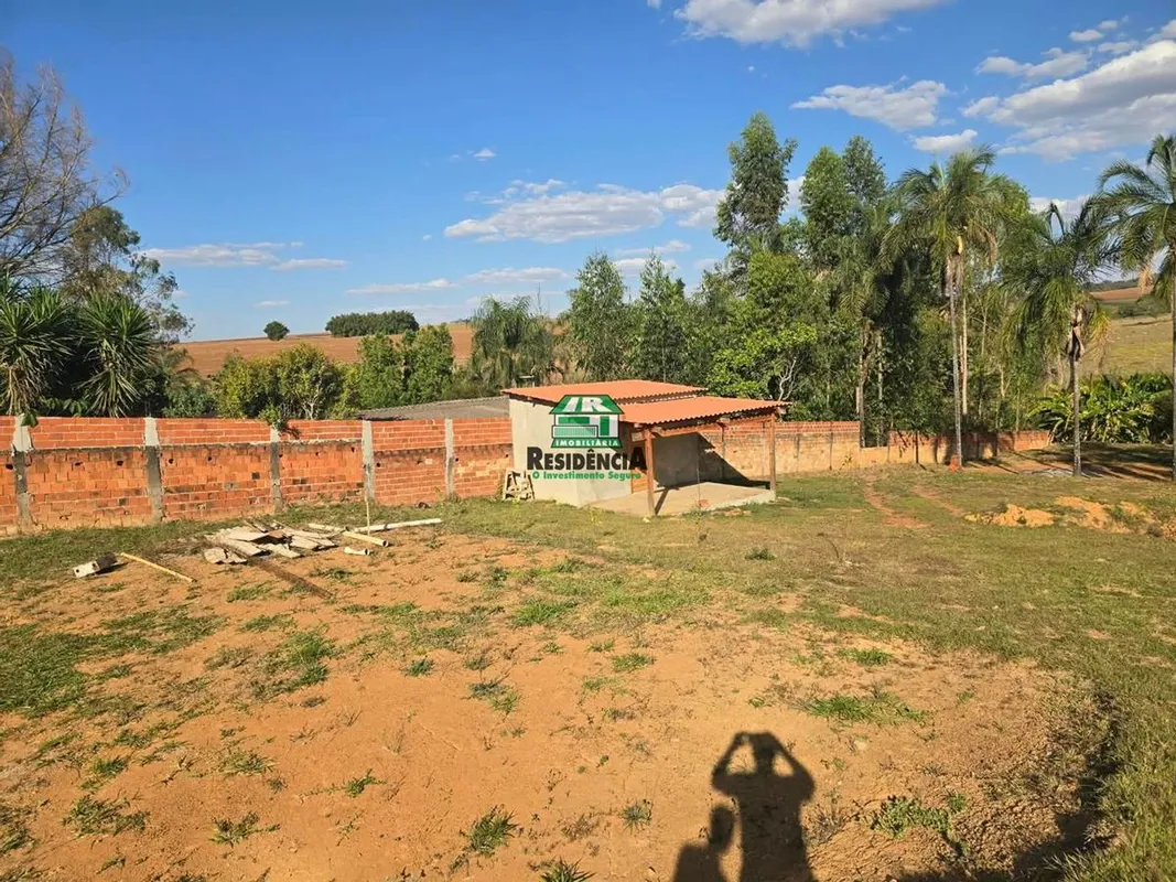 Localização próxima do condomínio Gaudi. Área de 5.040 m². Murada. já com água. ...