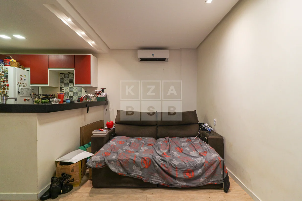 Apartamento linear com 2 quartos, em andar alto e reformado. Sala integrada à co...