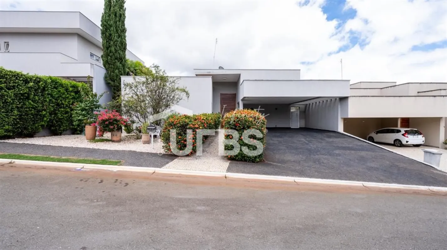 COD U-0030077 - Cond. Jardins Atenas Casa T-rrea com arquitetura moderna.Localiz...