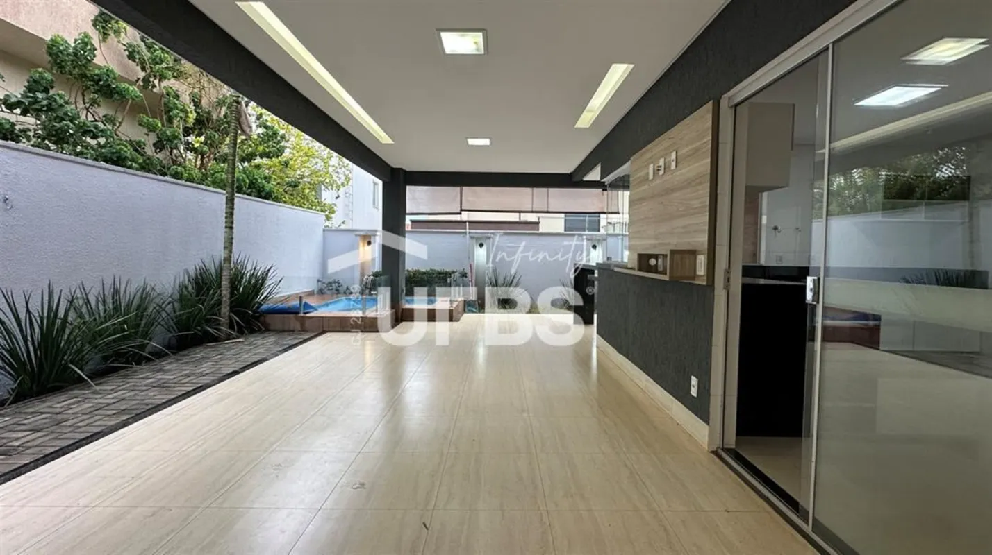 COD U-0024056 - Casa t-rrea no Jardins Val-nciaEssa charmosa casa t-rrea oferece...