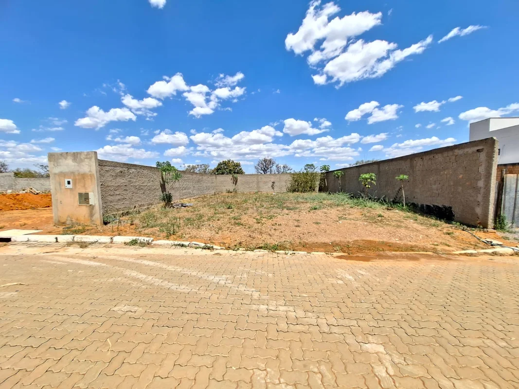LOTE À VENDA | JARDIM BOTÂNICO – CONDOMÍNIO DEL OUROExcelente lote de 300 m², am...