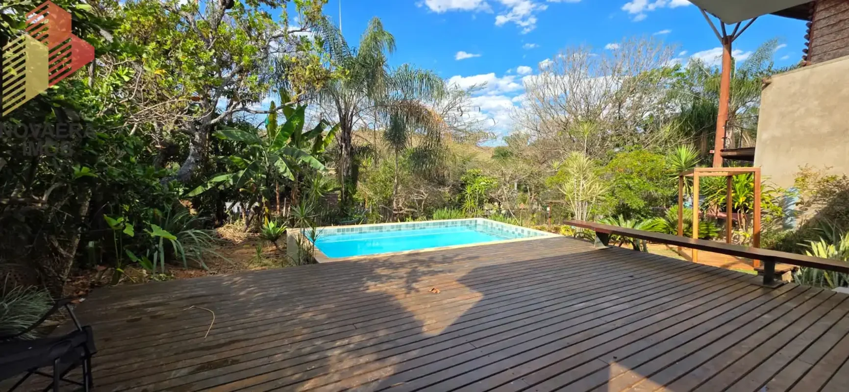 CASA COM ÓTIMO PROJETO NO CONDOMÍNIO SOLAR DA SERRAExcelente casa com aproximada...