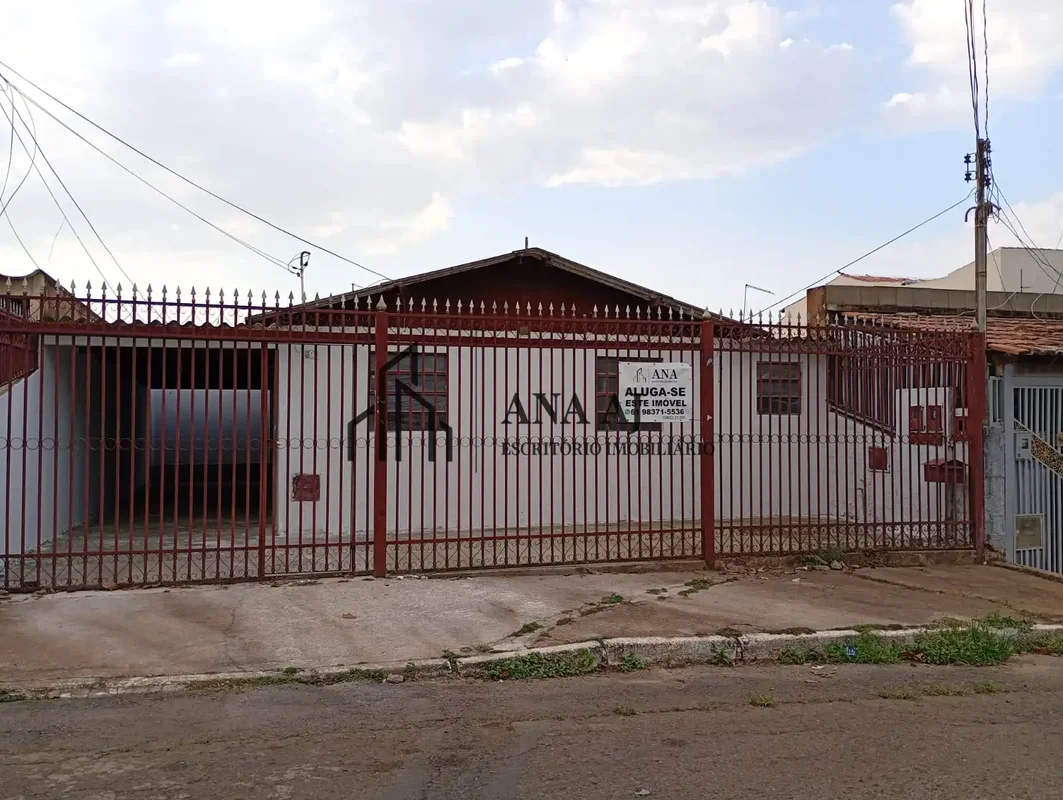 ANA IMÓVEIS ANUNCIA:OPORTUNIDADE: ALUGA-SE CASA DE FRENTE! IMÓVEL COM PINTURA NO...