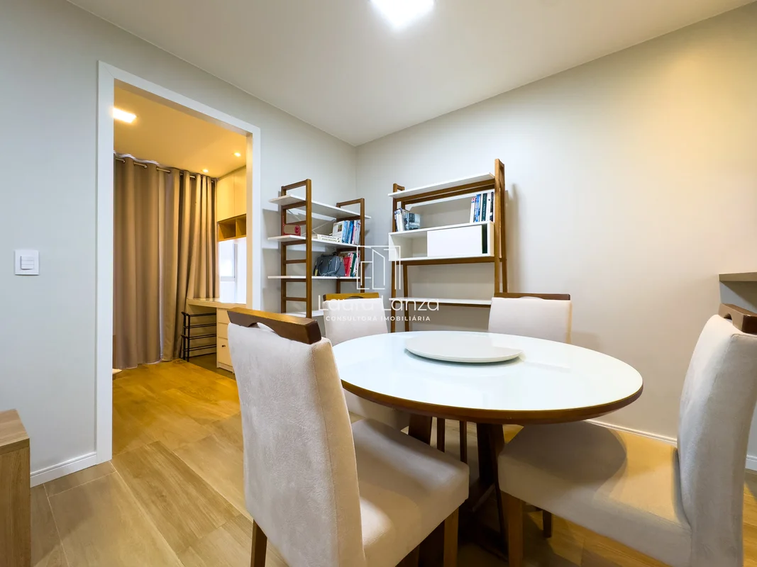 Tem lugares que parecem esperar por alguém.Talvez este apartamento esteja espera...