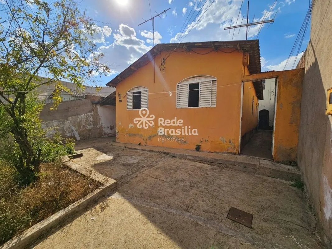 Lote de 200 m², com casa original construída à venda.Excelente potencial de refo...