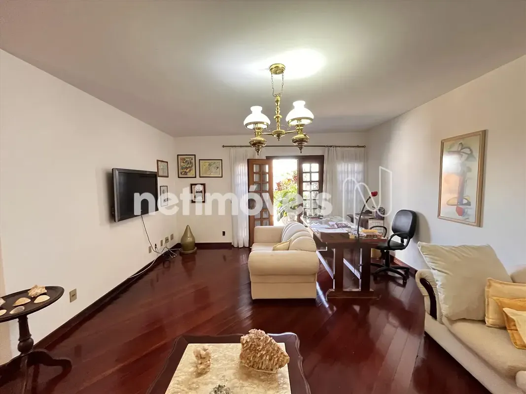 SOBRADO ESPAÇOSO À VENDA EM TAGUATINGA! Se você busca espaço, conforto e uma loc...