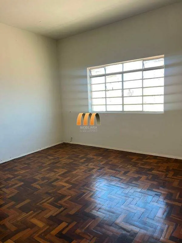 02 quartos sendo 01 com armários, sala, cozinha, banheiro social, área de serviç...