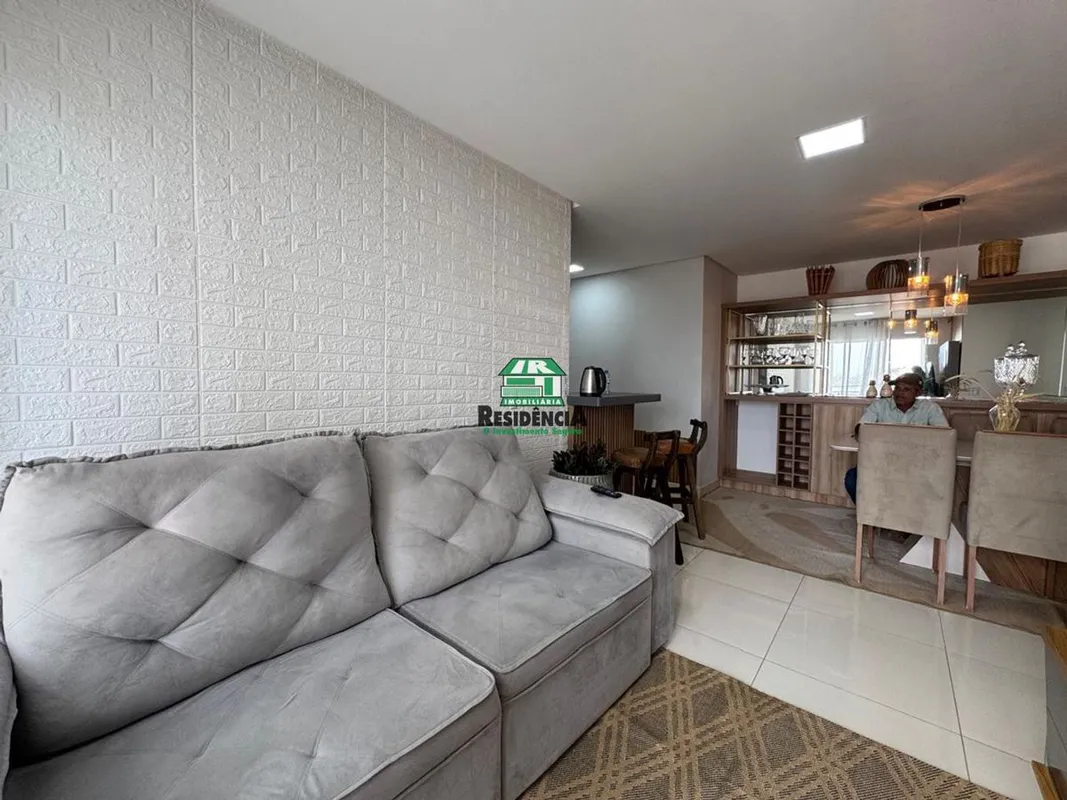 Suíte: box, espelho, armários, chuveiro, cama de casal, cortinas e ar-condiciona...