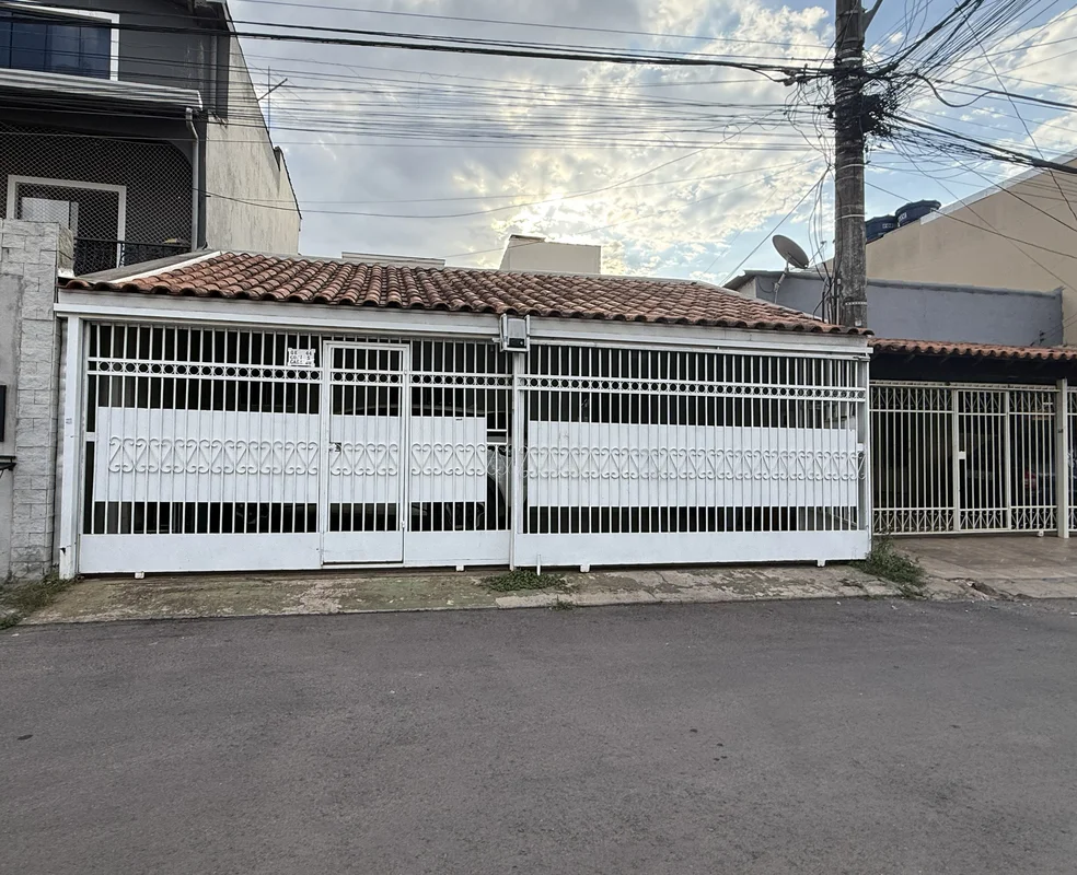 Vendo com exclusividade excelente casa na QE 44 do Guará IITrata-se de uma casa ...