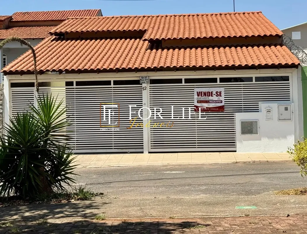 Uma casa com uma localização que faz diferença na rotina: de frente para uma pra...